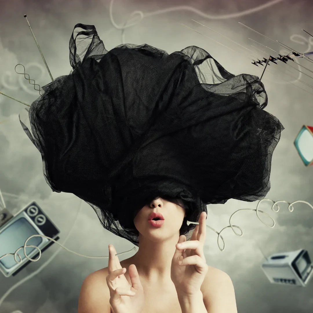 Frauenkopf mit social media symbolen