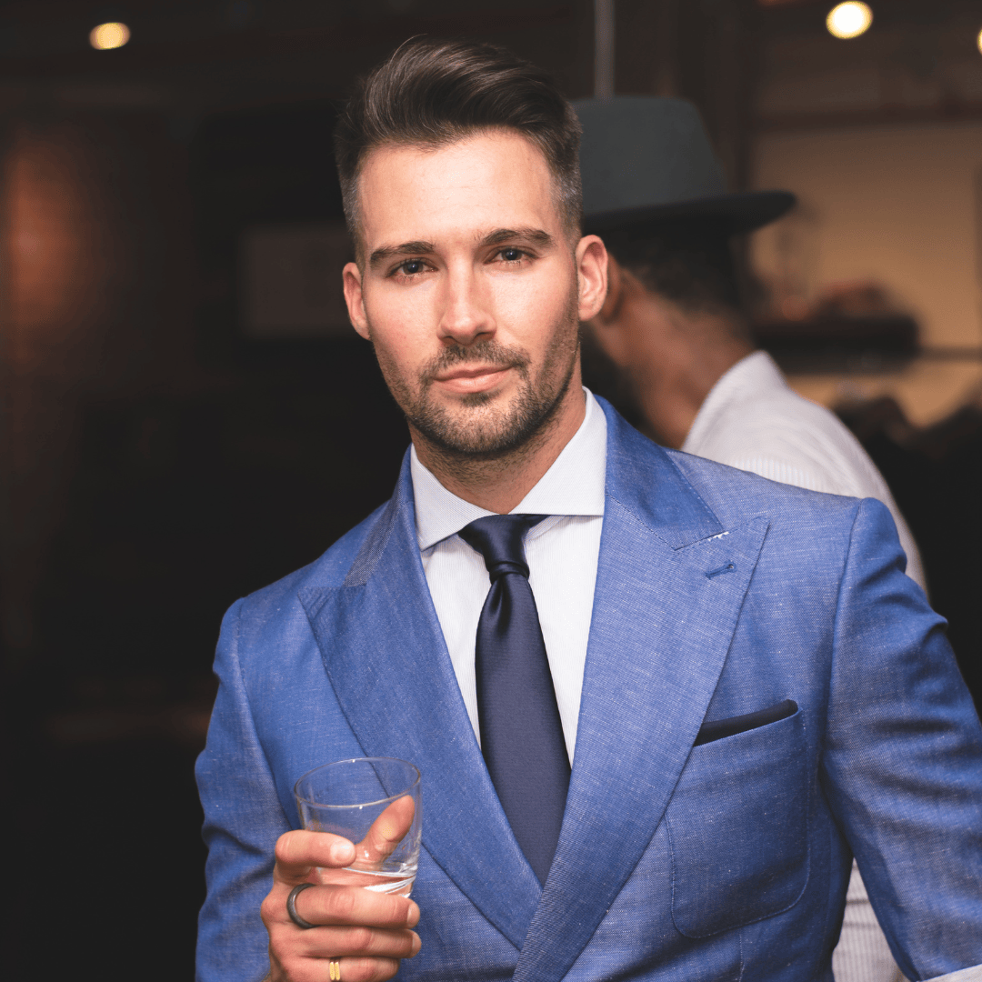 Mann im Businessanzug und Glas mit Nischenduft von scent amor bei scent news