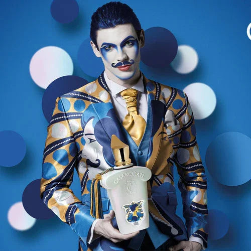 Mann mit Casamorati Flakon in Händen, zu finden bei Experten für Nischenparfum scent amor