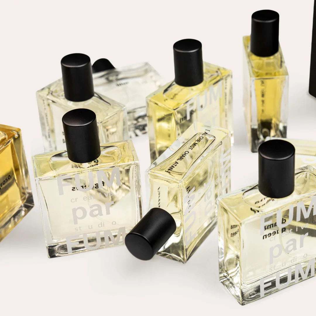 eine Gruppe von FUMparFUM Nischenduft Flakon in hellem Glas und mit schwarzen Deckeln