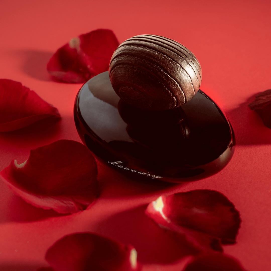 Mon nom est rouge von Majda Bekkali mit Rosenblättern bei scent amor Deinem Fachmann für feine Nischenparfums