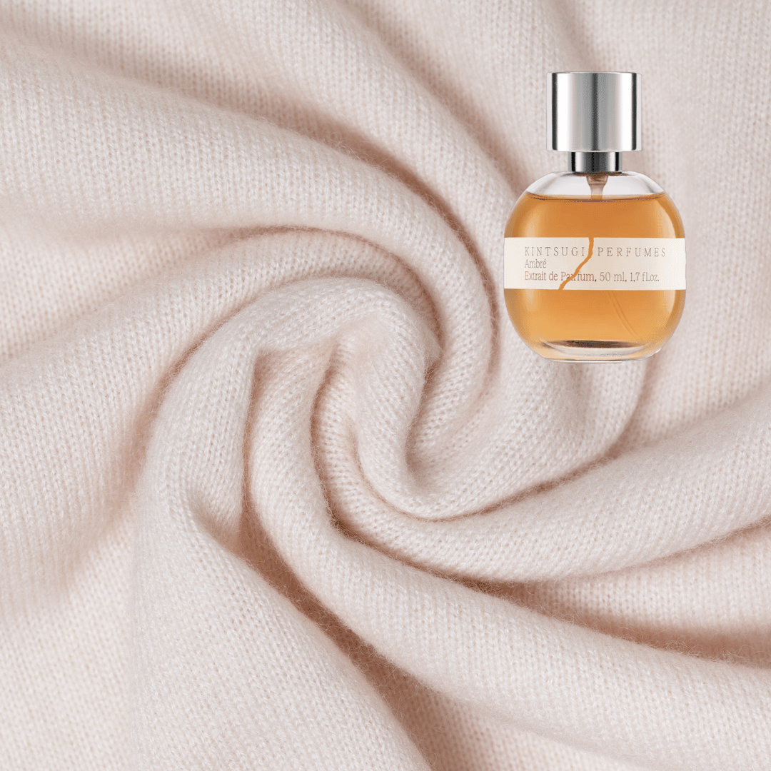 Nischenduft auf der Haut wie ein weicher Kaschmirschal. Jetzt bei scent amor deinem Fachmann für Nischendüfte