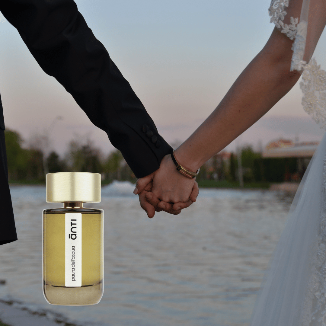 Hochzeitsduft mit Hand von Mann und Frau und dem Nischenduft BAST von anti Parfums bei scent amor Deinem Fachmann für feine Nischenparfums