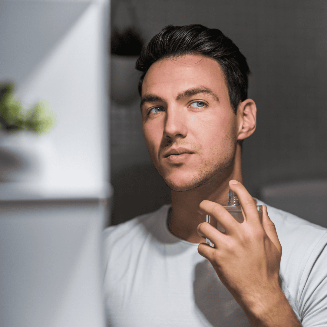Junger Mann sprüht Nischenparfum von scent amor