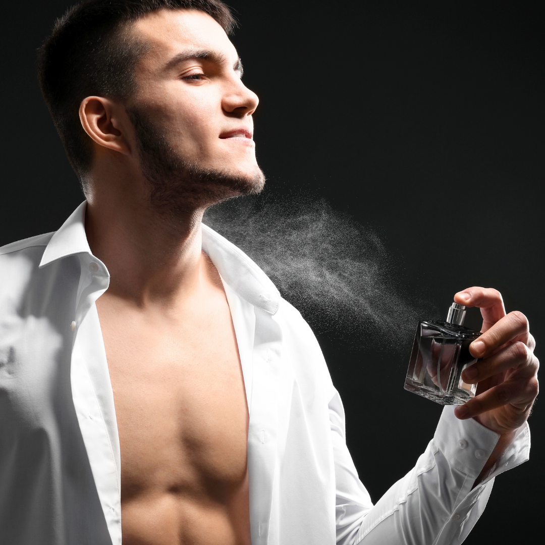 Mann sprüht Nischenparfum von scent amor auf den Oberkörper