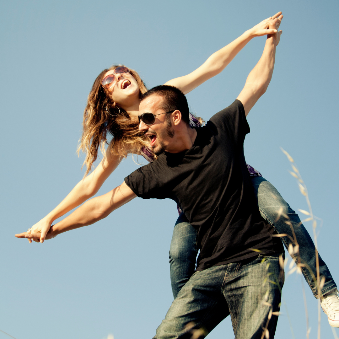 Frau und Mann glücklich