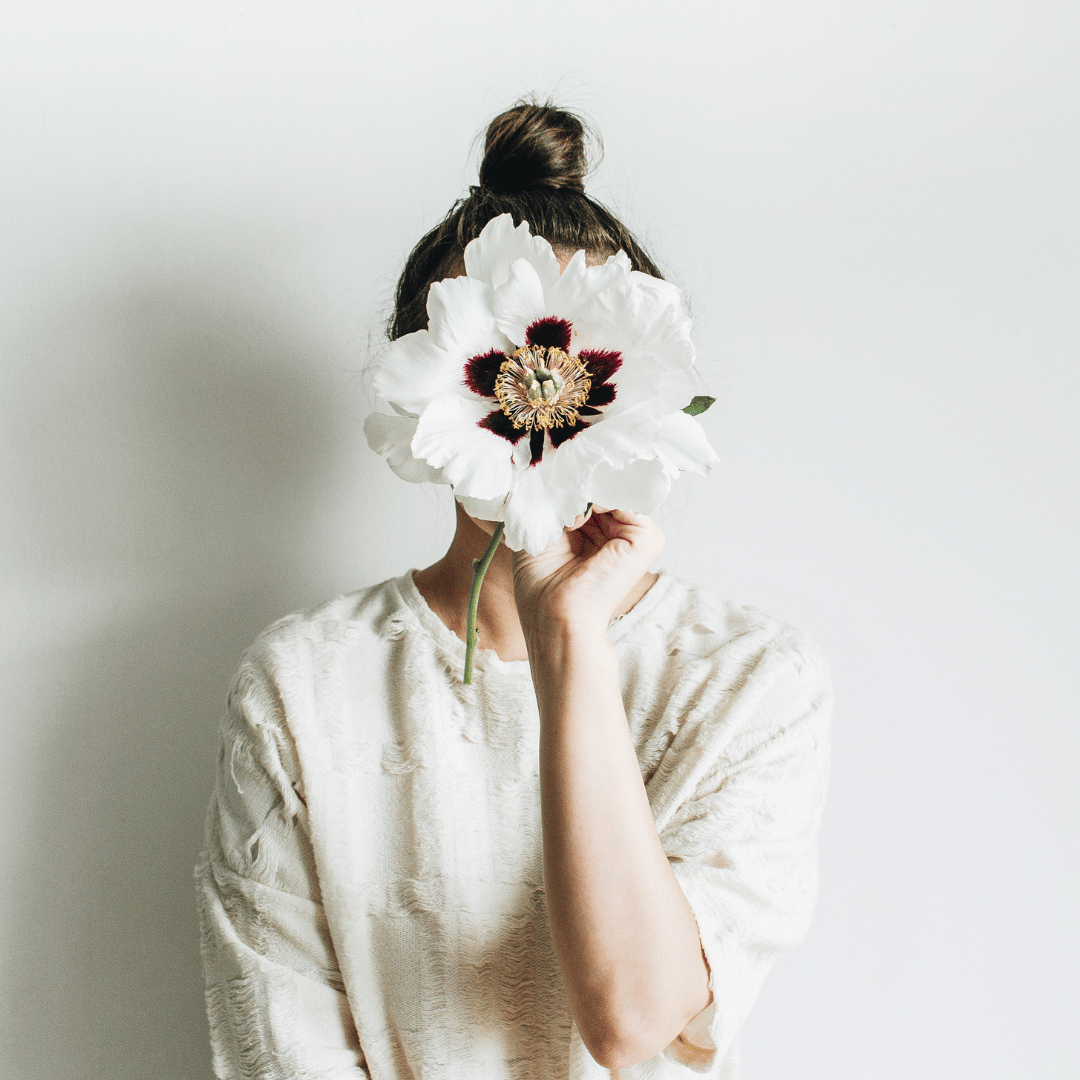 Frau mit Blüte - Minimalismus pur bei scent amor