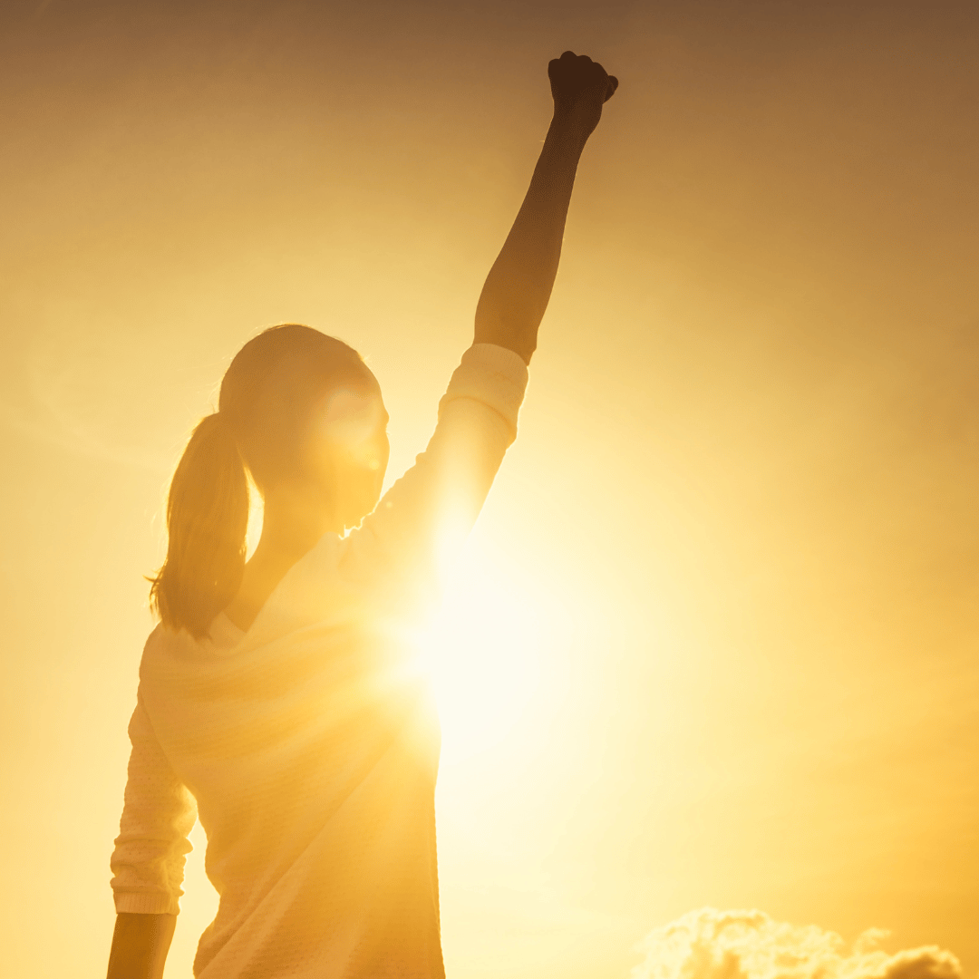 Frau steht vor Sonne - Nischenparfum und ihre Haltbarkeit bei scent amor