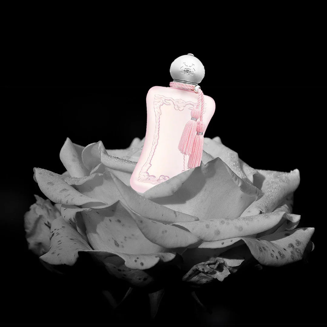 Parfums de Marly Delina la Rose auf Rosenblüte