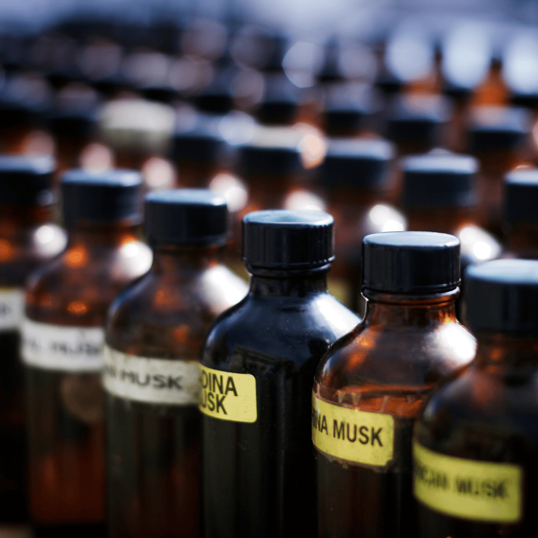 Die Rohstoffe der feinen Nischenparfums in braunen Flakons