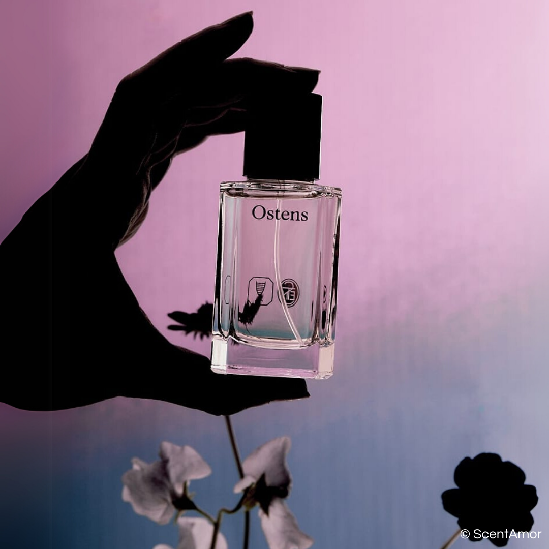 Nischenparfum von Ostens in einer Hand