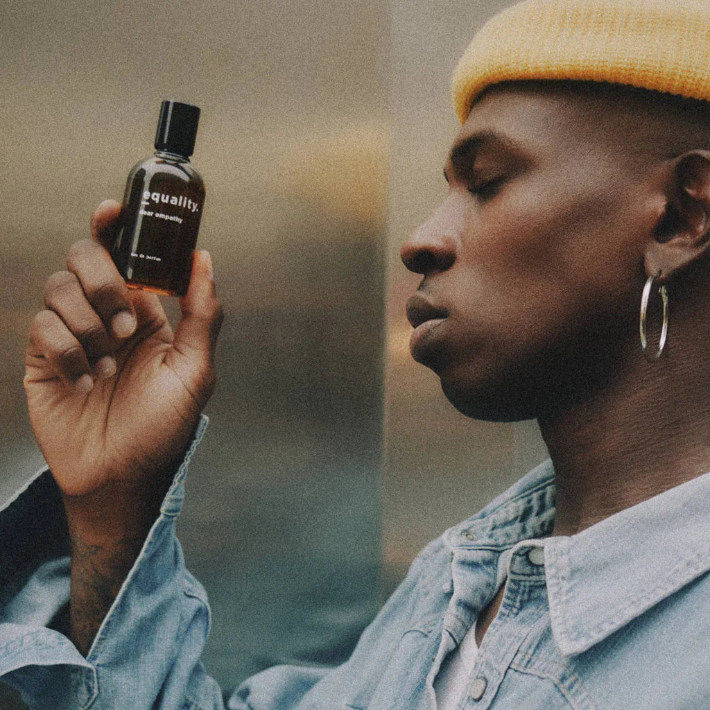 Mann mit Flakon von Nischen Parfum Marke equality in der Hand zu finden bei scent amor