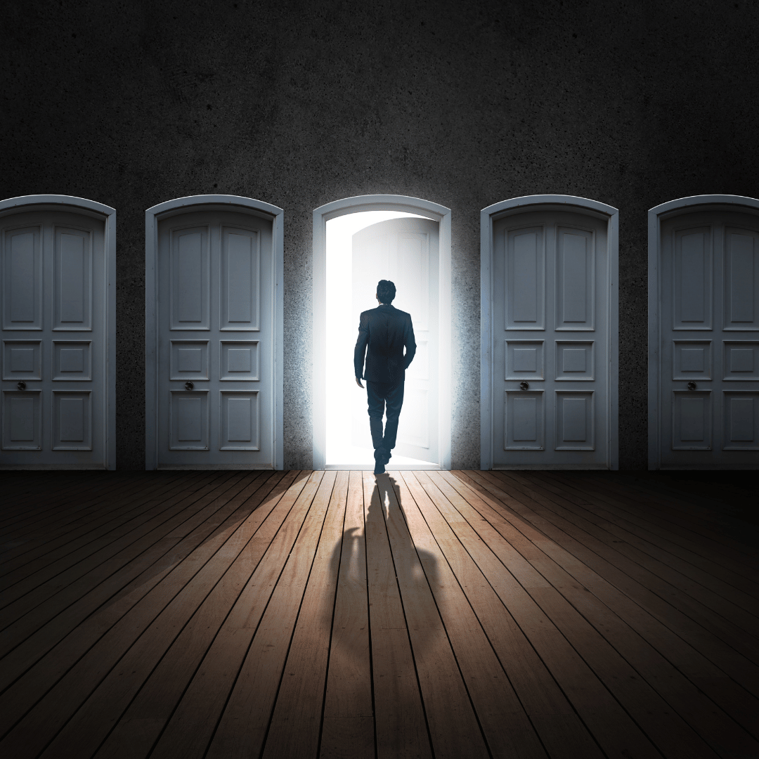 Mann geht durch offene Tür. Bei scent amor die feinsten Nischenduft selektiv ausgewählt.