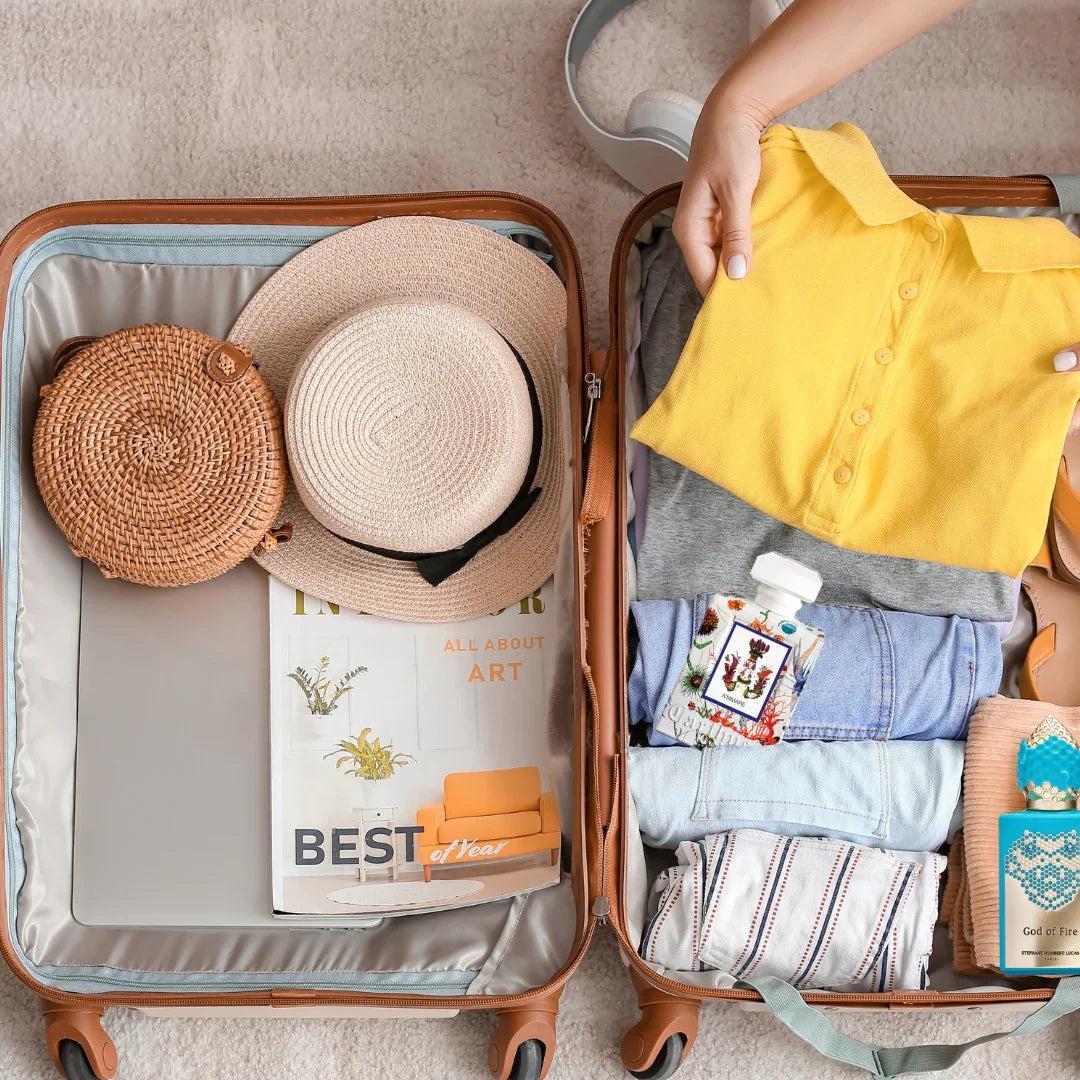 gepackter Koffer mit CARTHUSIA Nischenduft und STEPHANE HUMBERT LUCAS Nischenparfum