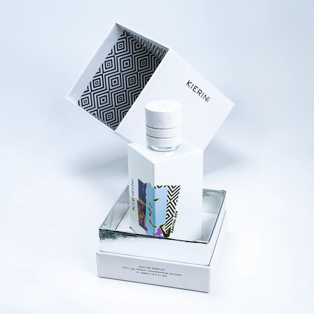 Ein weißer Parfümflakon mit geometrischem Muster und dem Schriftzug "KIERIN" auf dem Deckel. Produkt: Santal Sky, Hersteller: Kierin NYC.