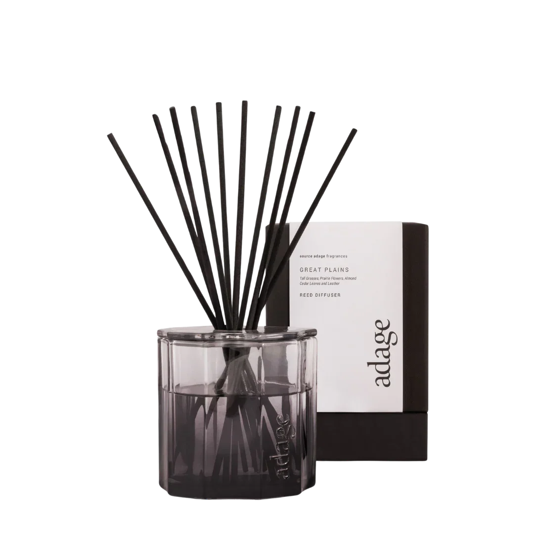 Diffuser "Great Plains Diffuser" von source adage, mit schwarzem Glasbehälter und Stäbchen, neben Verpackung.