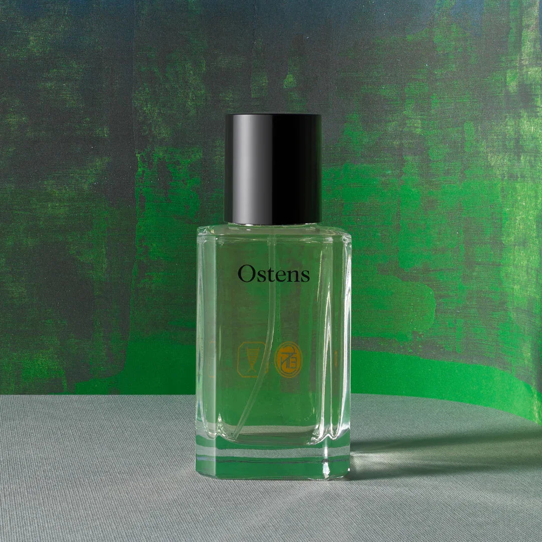 Klarglasflasche mit schwarzem Verschluss, auf der "Ostens" steht. Produktname: Patchouli Heart I. Anbieter: Ostens.