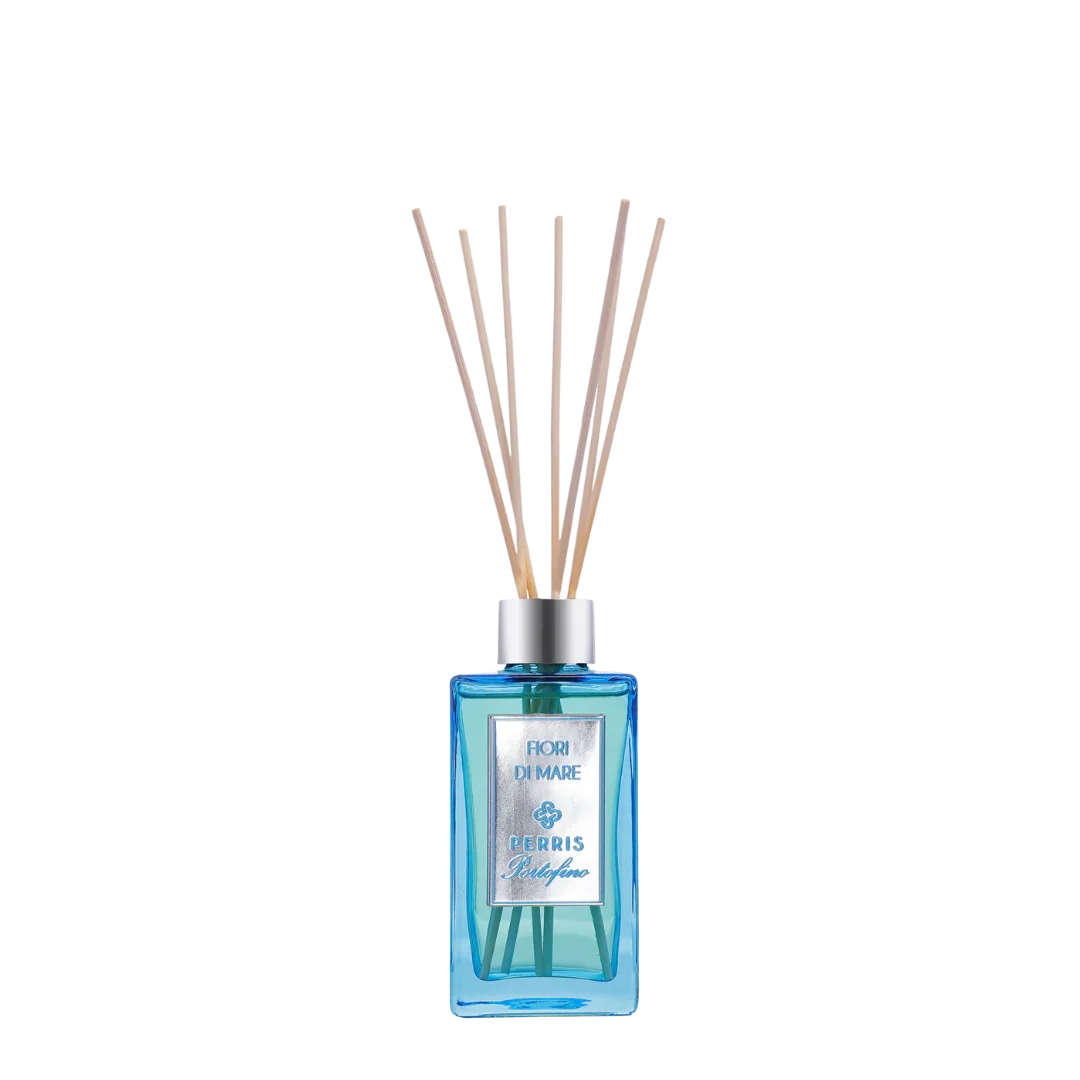 Blauer Diffuser "Perris Portofino - Fiori di Mare" von Perris Monte Carlo mit Holzstäbchen und silbernem Deckel.