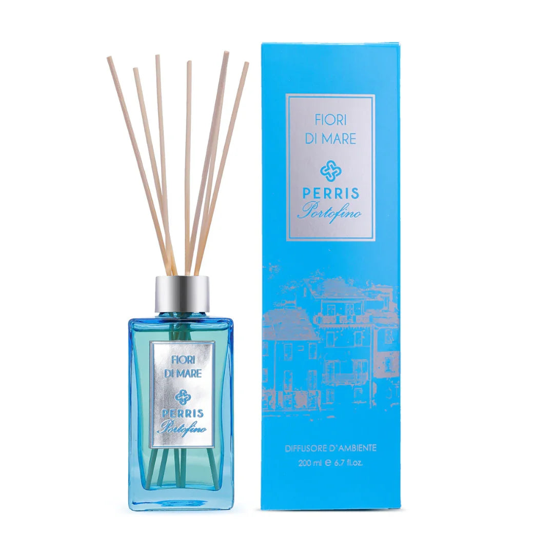 Diffusor „Perris Portofino - Fiori di Mare" von Perris Monte Carlo; blaue Flasche mit Holzstäben und passender Verpackung.