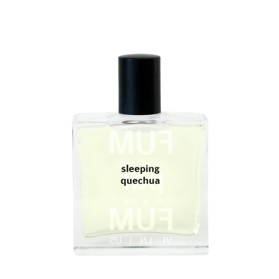 Klares Parfümfläschchen mit schwarzem Verschluss, "Sleeping Quechua" von FUMparFUM beschrieben.