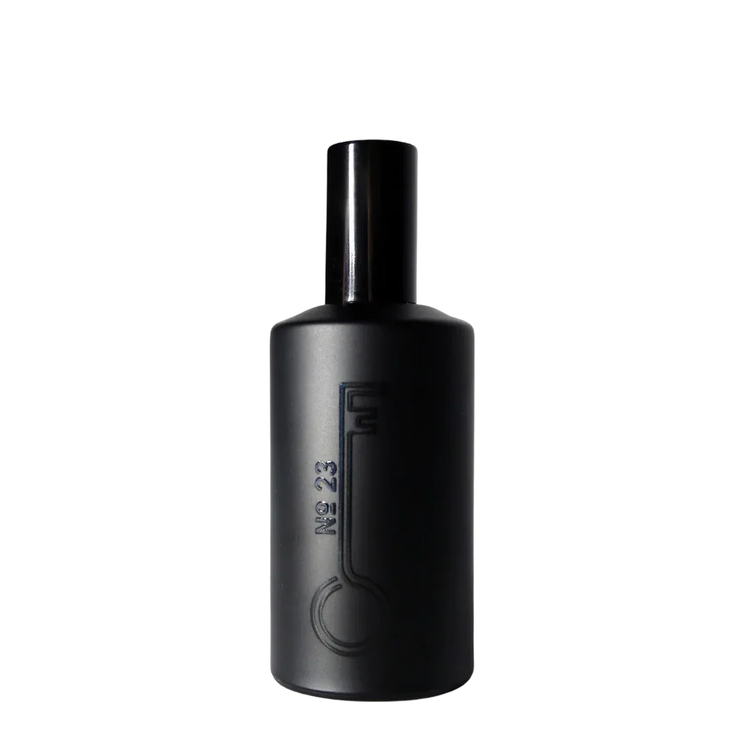 Schwarze Parfümflasche mit minimalistischer Aufschrift „No. 23“ von Fischersund.