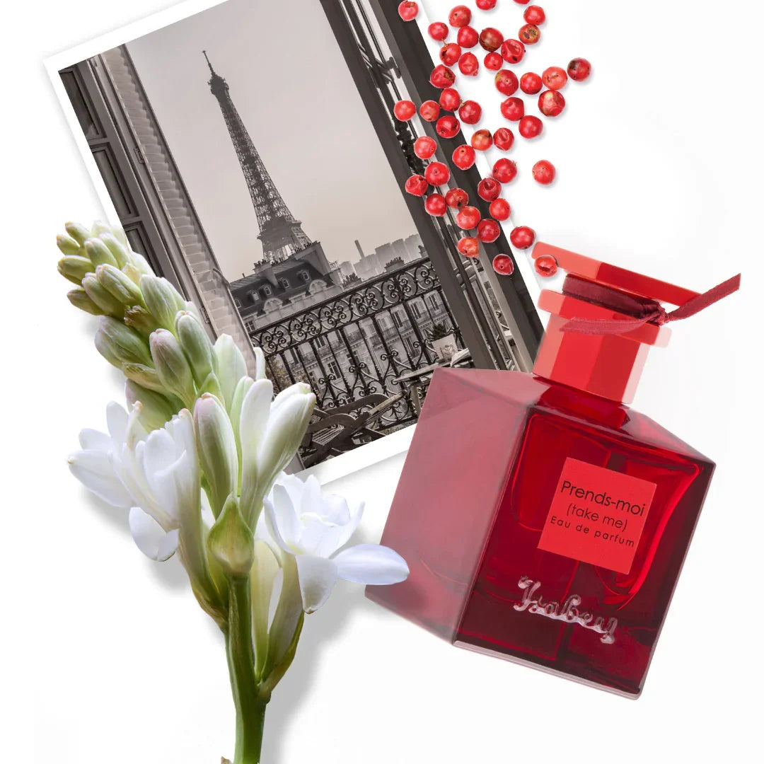 Rotes Flakon "Prends-moi" Parfum von Isabey mit Blumen und Paris-Foto, rote Beeren an der Seite.