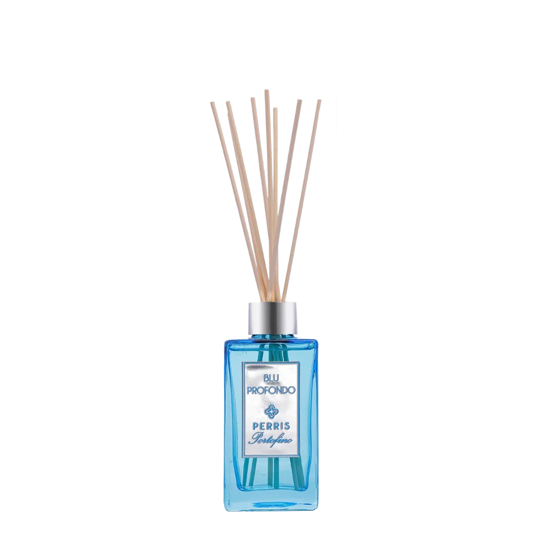 Perris Portofino - Blu Profondo - Diffuser von Perris Monte Carlo. Ein blauer Duftdiffuser mit Holzstäbchen in einem rechteckigen Glasbehälter.