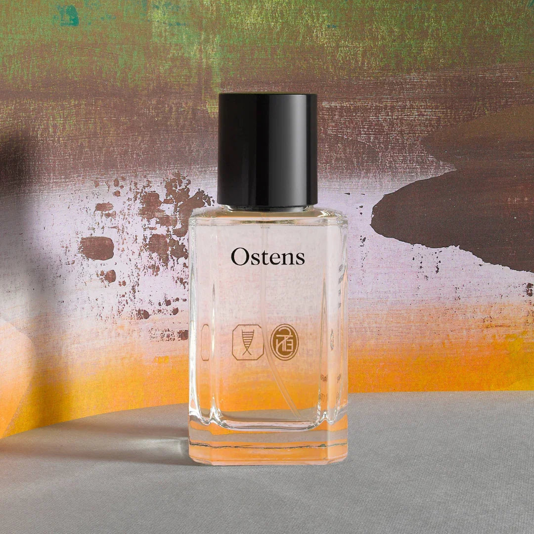 Klare Glasflasche mit schwarzem Deckel und der Aufschrift "Ostens" vorne. Produktname: Patchouli Heart II. Hersteller: Ostens.