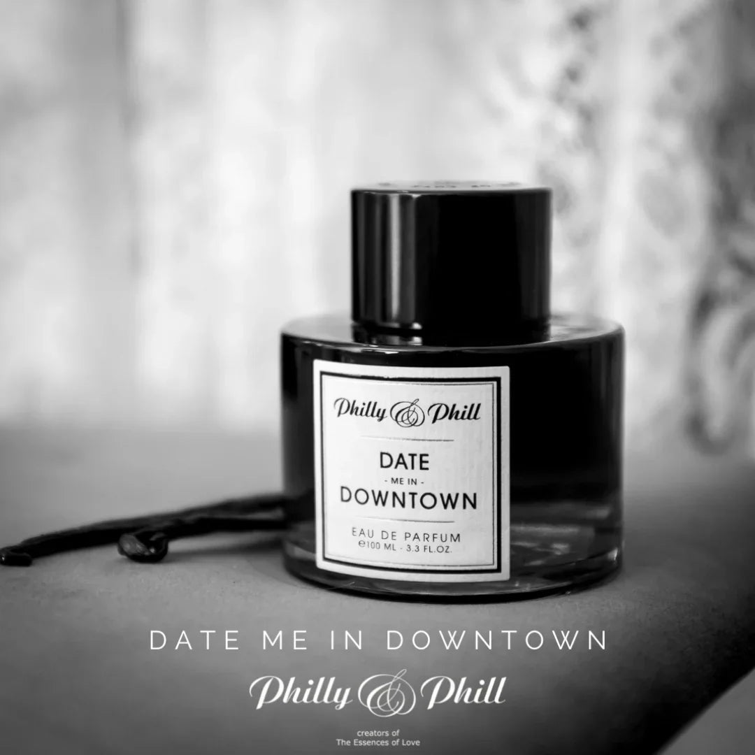 Flakon des Parfums "DATE ME IN DOWNTOWN" von Philly & Phill, schwarzflüssiges Parfum, rechteckiges Etikett.