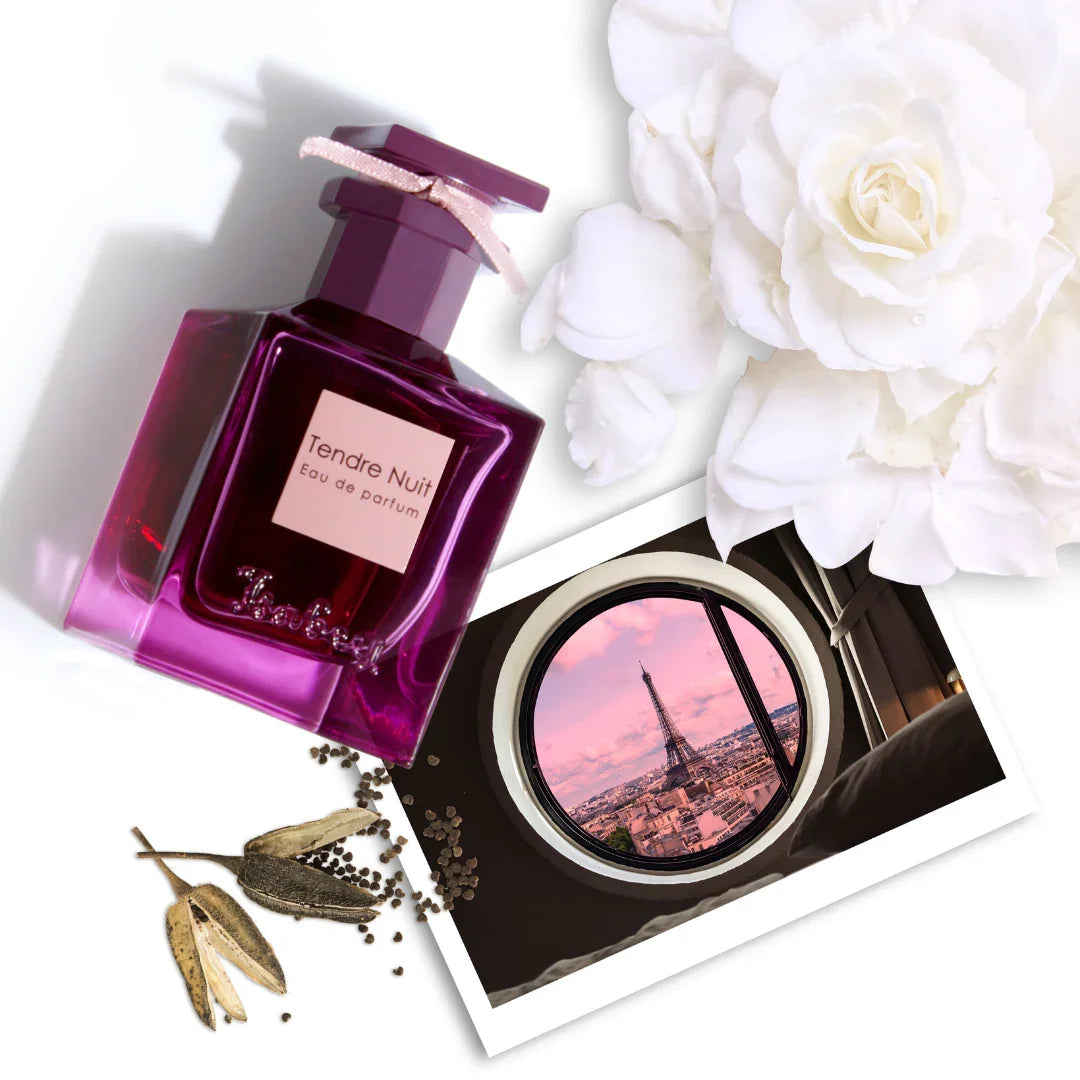 Parfüm "Tendre Nuit" von Isabey, in einem transparenten lila Flakon mit rechteckigem Etikett und einer rosa Schleife am Hals.