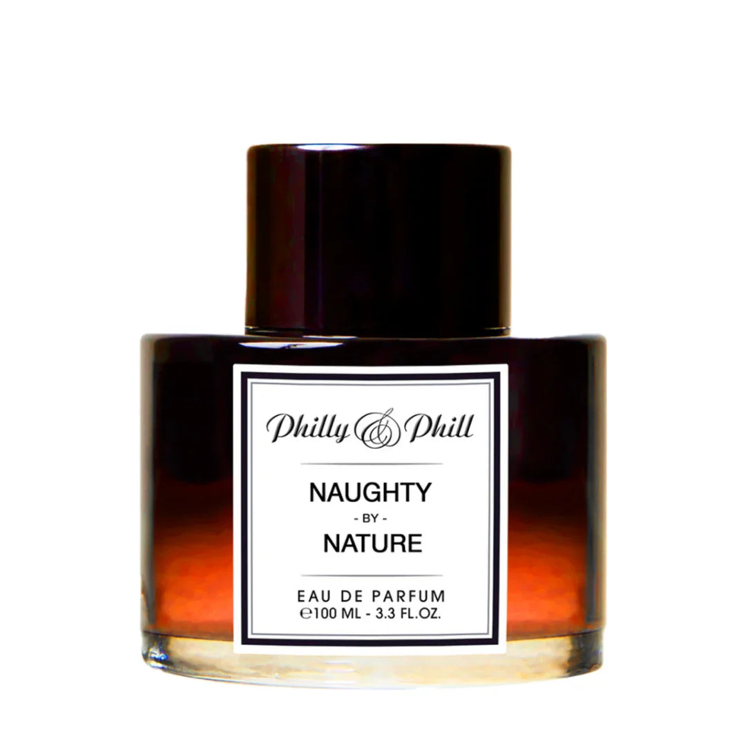 Flakon des Parfüms "NAUGHTY BY NATURE" von Philly & Phill, braunes Glas mit schwarzem Verschluss, rechteckiges Etikett.