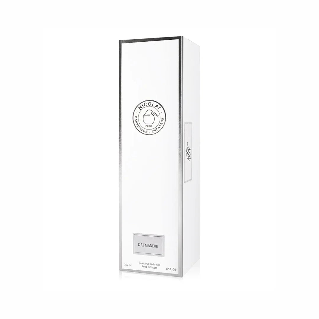 Verpackung des "Katmandou - Diffuser" von Nicolaï in rechteckiger, eleganter weißer Box mit schwarzem Rand und Branding.