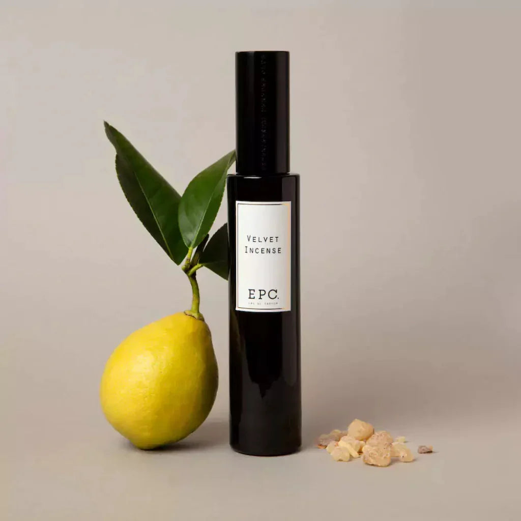 "Velvet Incense" von Experimental Perfume Club: Schwarze Flasche mit weißem Etikett, Zitrone und Weihrauchstücke.