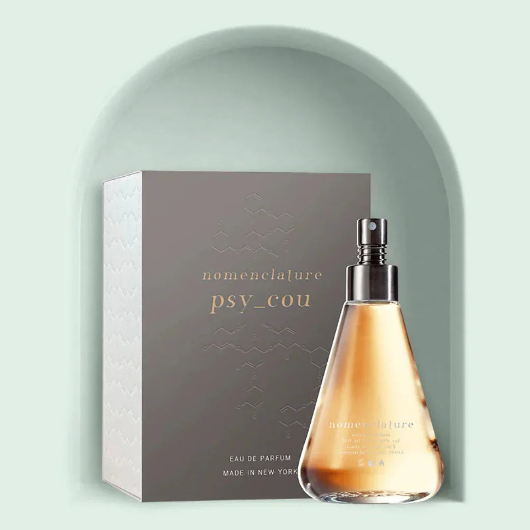 Parfümflasche und Verpackung von "psy_cou" der Marke "nomenclature". Die Flasche hat eine tropfenartige Form.