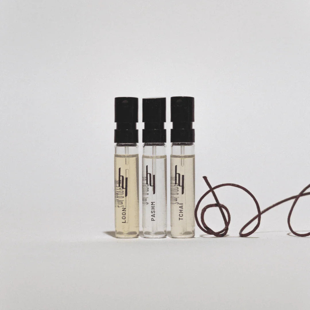Drei kleine Parfümfläschchen mit schwarzem Sprühkopf, beschriftet mit "LOOKN", "PASHT", "TCHAI". Produkt: Treasures Collection - Discovery Set. Anbieter: hima jomo.