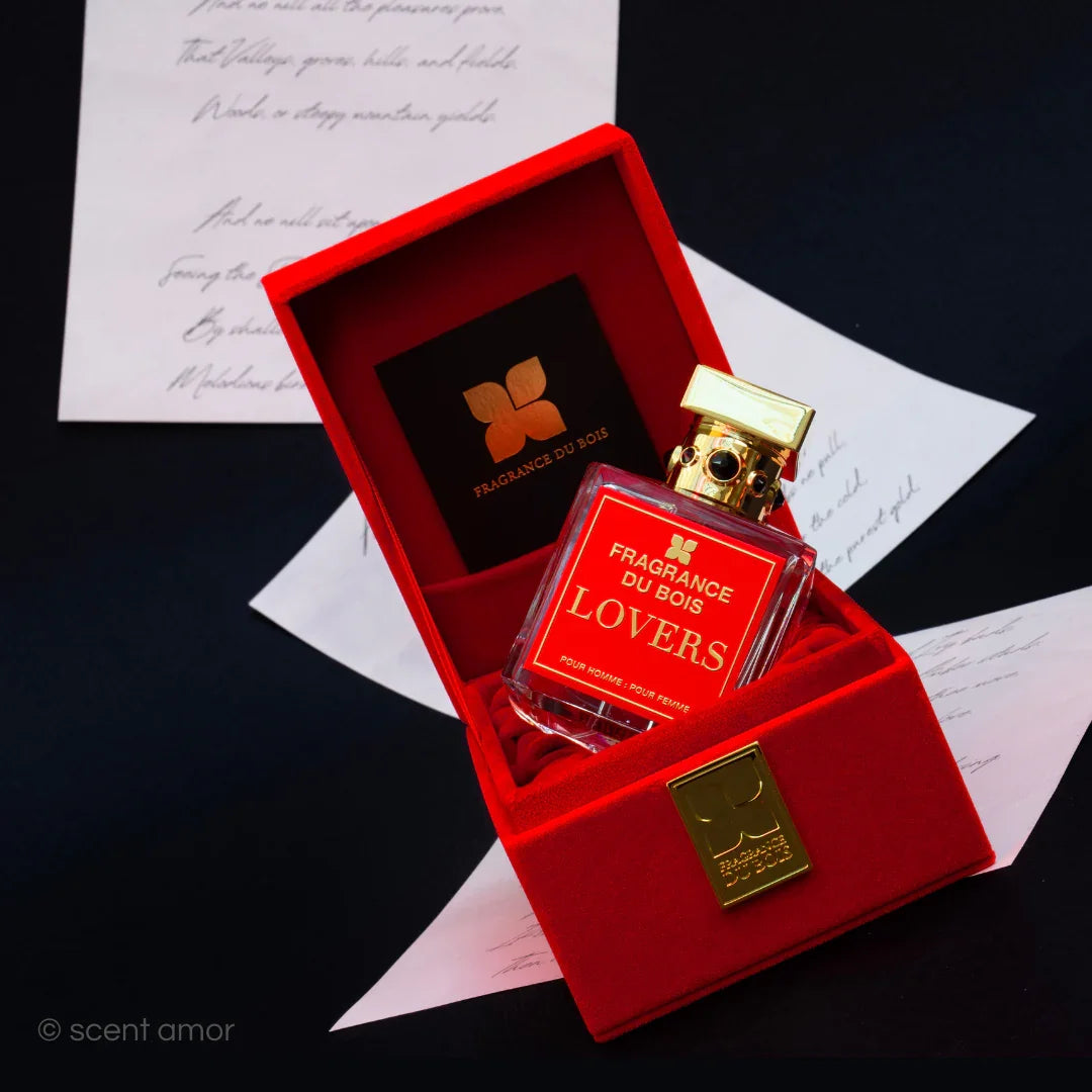 Rotes Parfümfläschchen "Lovers" von FRAGRANCE DU BOIS in einer roten Geschenkbox mit goldenem Verschluss.
