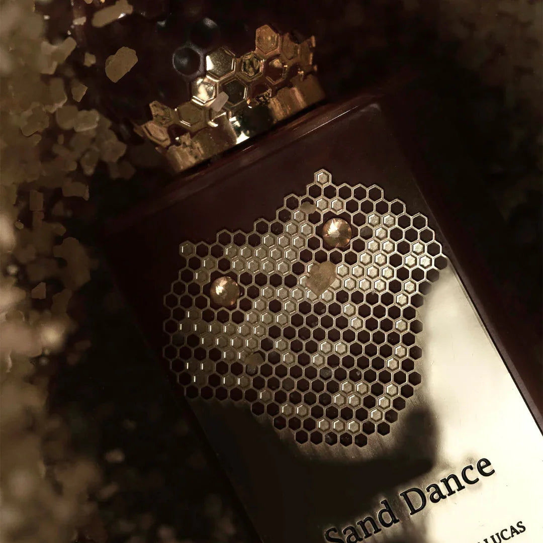 Flakon "Sand Dance" von Stéphane Humbert Lucas, mit metallischem Wabenmuster und strukturierter Kappe verziert.