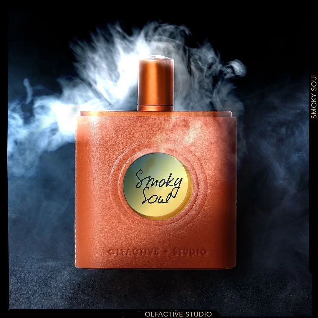 Braun-orange Parfümflakon mit rundem gelben Etikett "Smoky Soul" und Kupferkappe von Olfactive Studio.