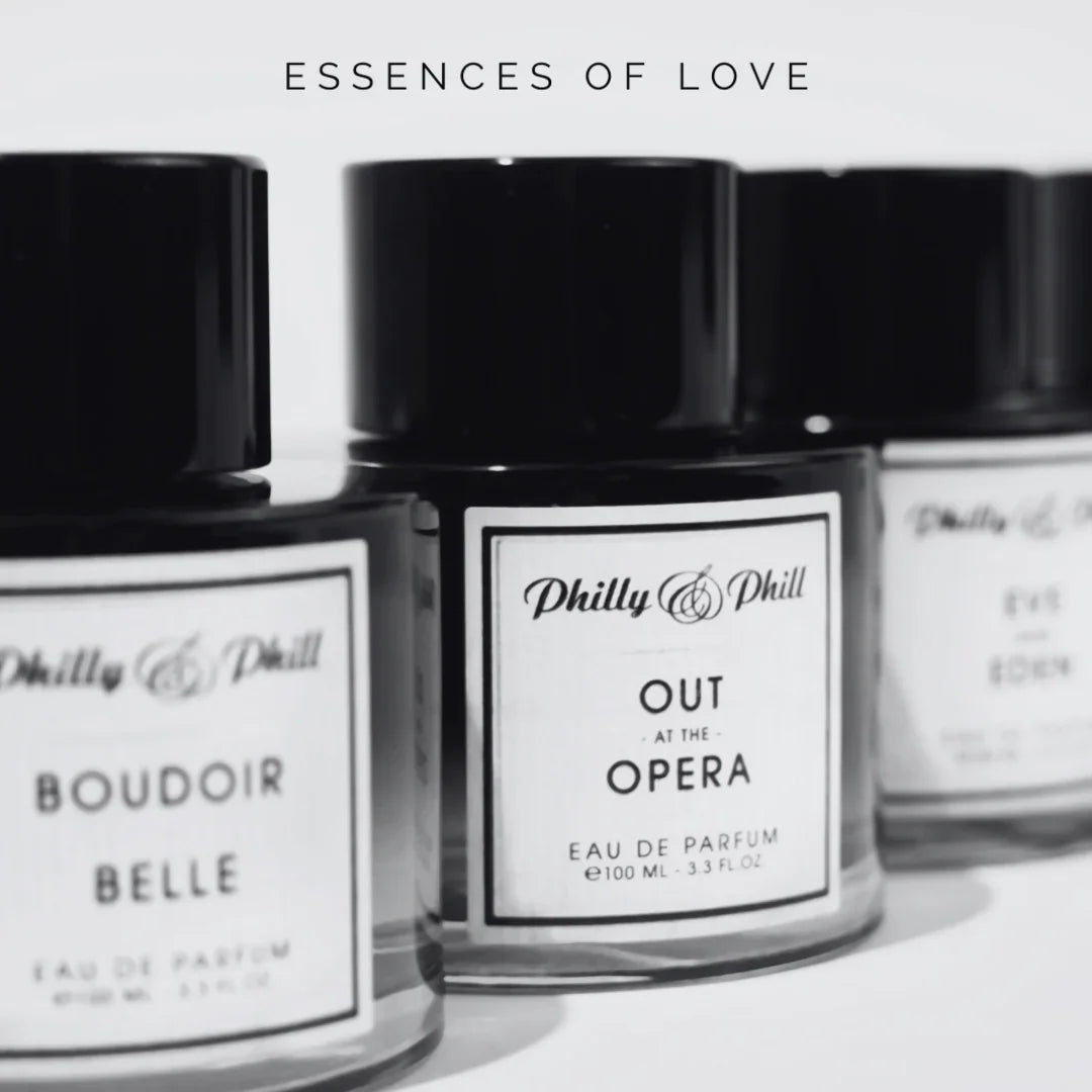 Drei schwarze Flaschen mit Parfüm, vorne "OUT AT THE OPERA" von Philly & Phill, daneben "BOUDOIR BELLE" und "EVE'S EDEN".