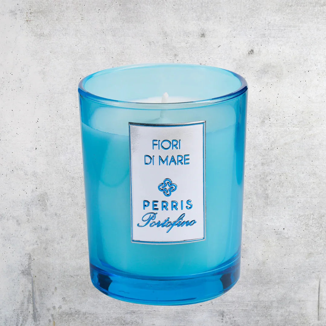 Duftkerze mit blauer Glashülle, Aufschrift "Fiori di Mare" und "Perris Portofino". Produkt: Perris Portofino - Fiori di Mare - Duftkerze, Anbieter: Perris Monte Carlo.