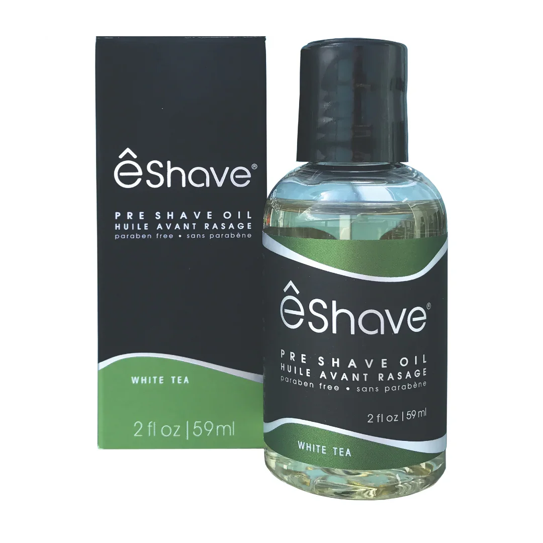 Flasche Pre Shave Oil White Tea von eShave mit grünem Etikett neben der passenden Verpackung.