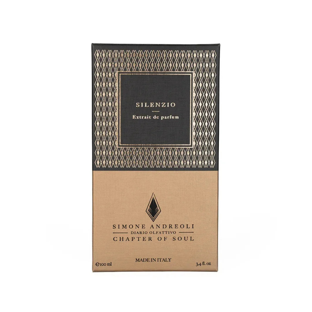Parfümverpackung "Silenzio" von Simone Andreoli. Rechteckige Schachtel mit dunkelgrauem und beigem Design. Etikett mit Produktinformationen.