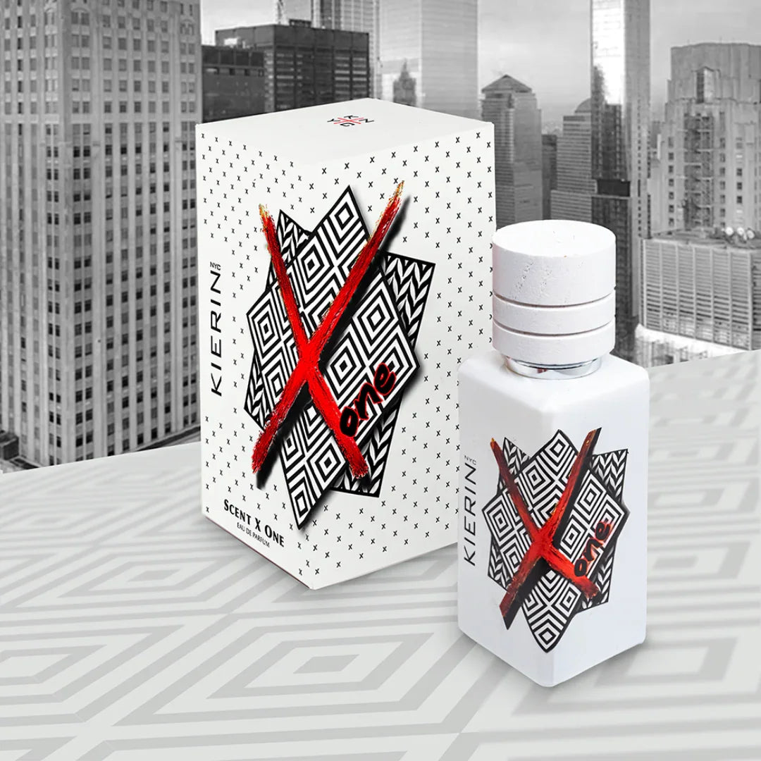 Parfümflasche und Verpackung von "ScentXone" der Marke Kierin NYC. Die Flasche und Box sind weiß mit schwarzen geometrischen Mustern und einem roten X-Design. "Kierin NYC" steht an der Seite.