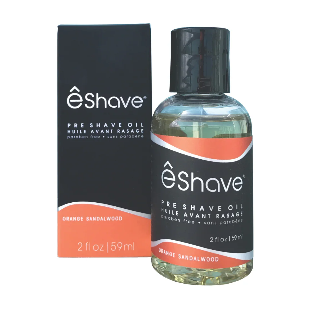 Flasche und Verpackung von eShave Pre Shave Oil Orange Sandalwood, mit schwarzen Etiketten und orangenen Akzenten.