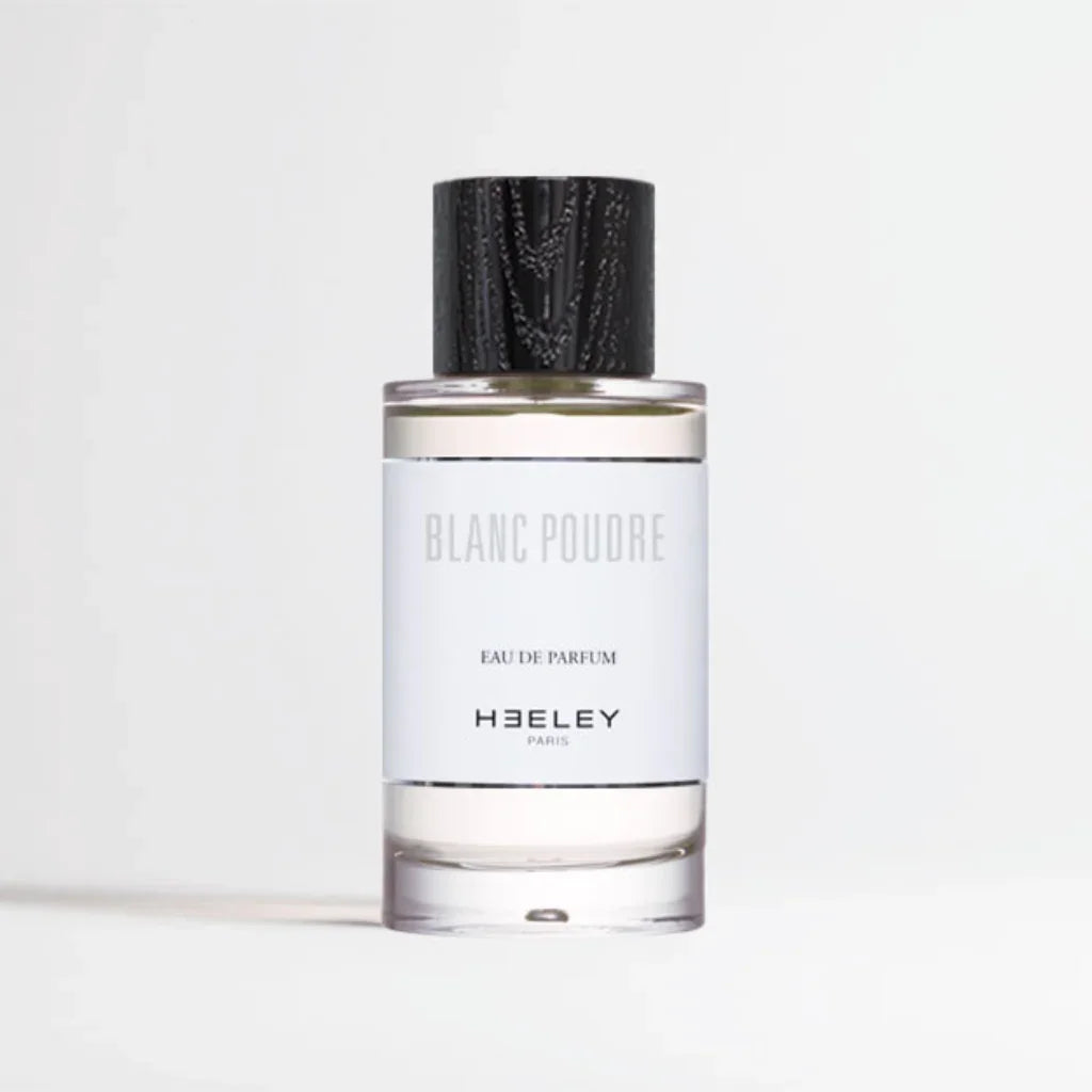 Glasflakon "Blanc Poudre" von Heeley mit schwarzem, strukturiertem Deckel und schlichtem, weißem Etikett.