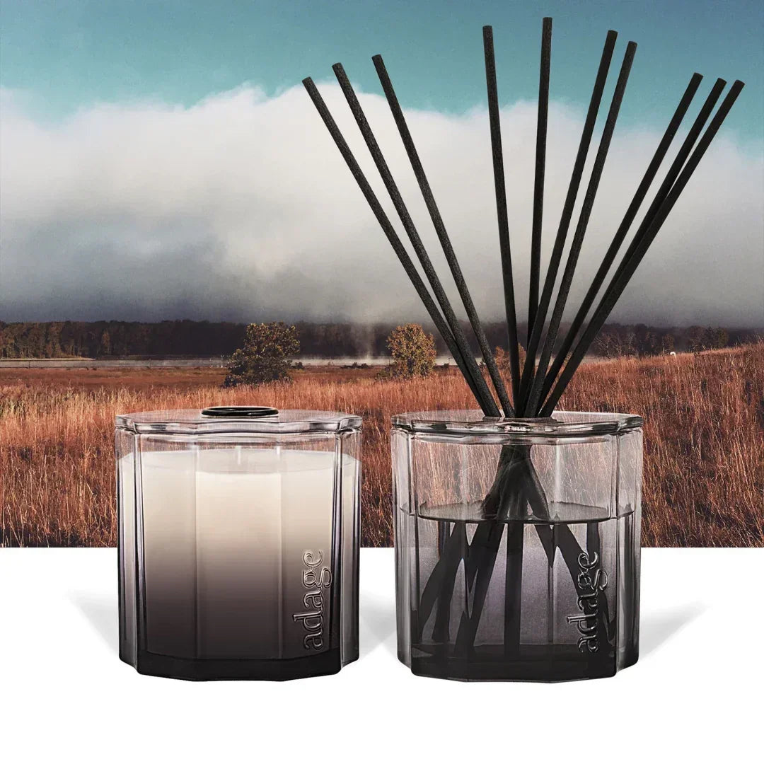 Hudson 314 Diffuser von source adage: Zweiteiliges Set enthält einen satinierten Glasbehälter mit Duftkerze und einen Diffusor mit schwarzen Stäbchen.