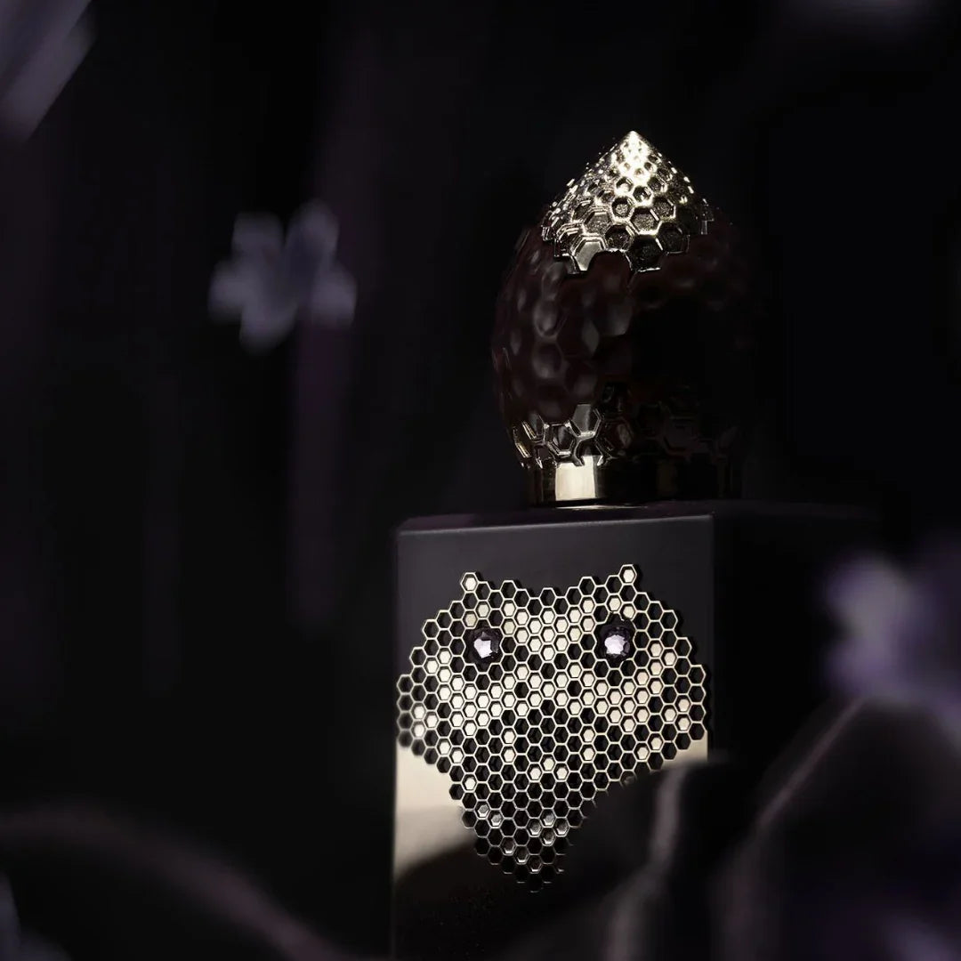 Luxusflakon „Crying of Evil“ von Stéphane Humbert Lucas. Schwarzer Flakon mit metallischem, strukturiertem Verschluss.