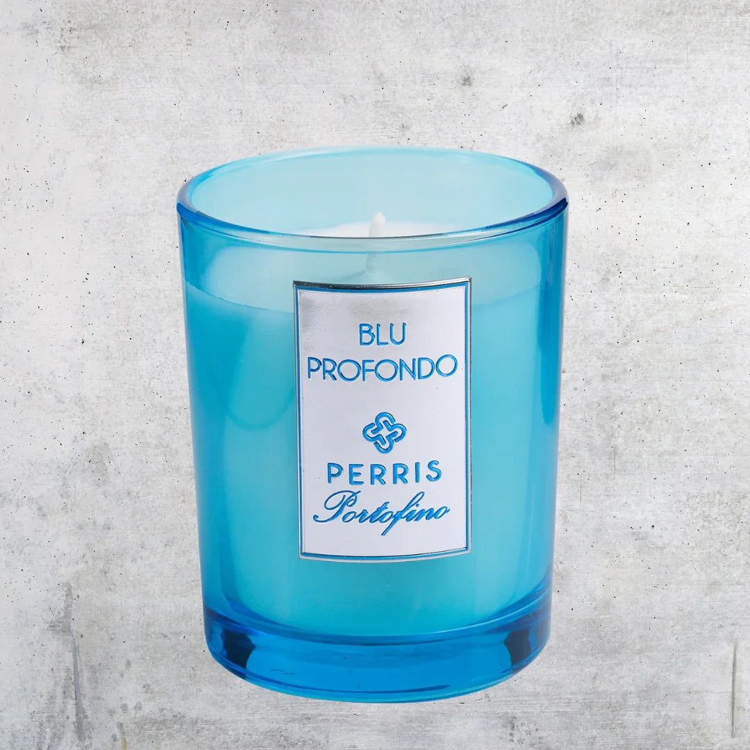 Duftkerze "Perris Portofino - Blu Profondo" von Perris Monte Carlo in blauem Glas mit weißem Etikett.
