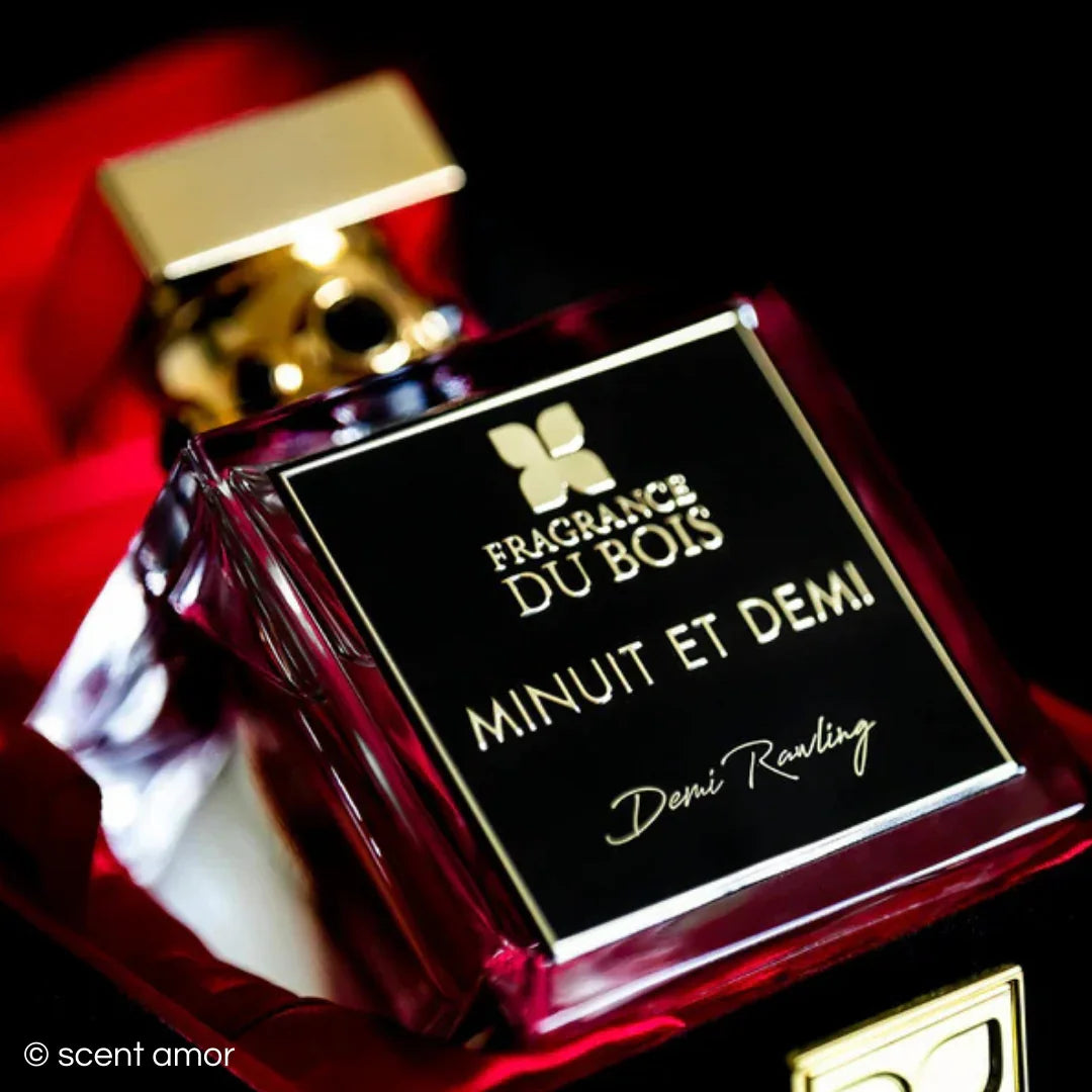 Parfümflakon "Minuit et Demi" von FRAGRANCE DU BOIS, goldene Kappe, quadratische Form, schwarzes Etikett mit goldener Schrift.