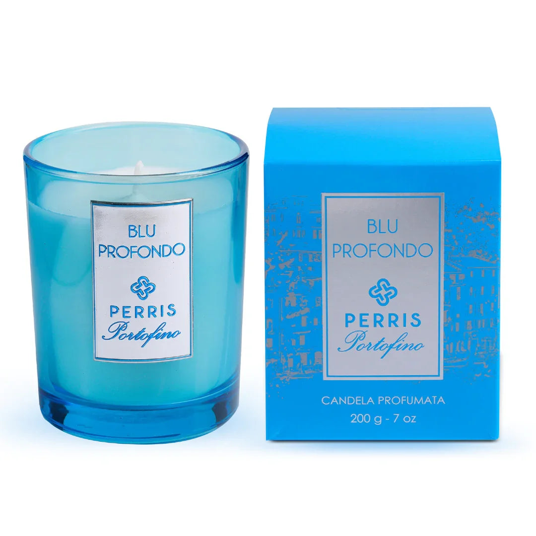 Duftkerze "Perris Portofino - Blu Profondo" von Perris Monte Carlo. Die Kerze ist in einem blauen Glasbehälter mit weißem Wachs, neben einer blauen Verpackung mit silbernen Details.